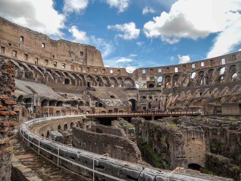 L'Anfiteatro Flavio (o Colosseo).