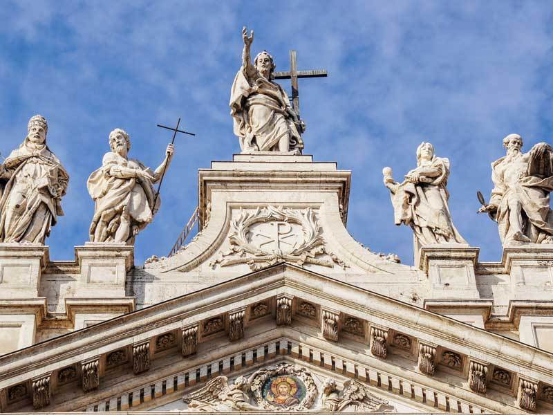 Basilica di S. Giovanni in Laterano, particolare del fastigio.