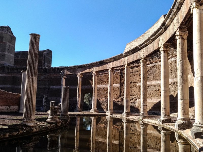 Tivoli - Villa Adriana; il Teatro Marittimo.